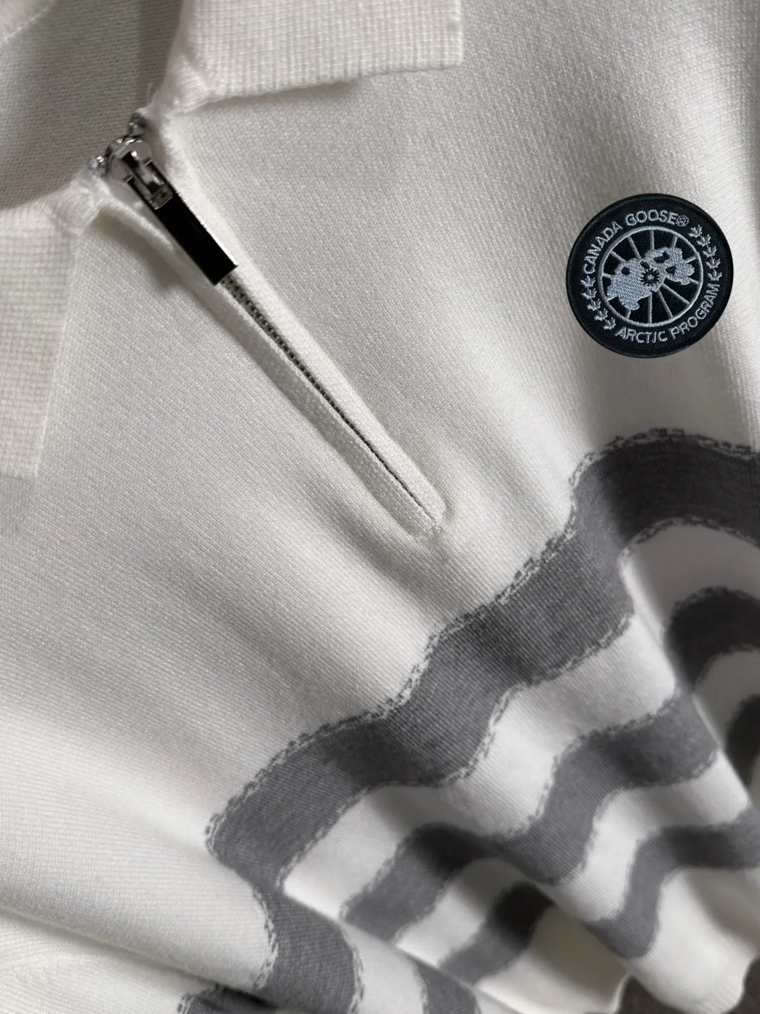 Next day shipping P360 Big Goose 2025 official website latest autumn and winter sweaters, popular models are on sale at the same time at the counter! Specially made of wool blended fabric. It feels comfortable and can be directly in contact with the skin. The logo badge is exquisitely embroidered, which is extremely eye-catching! The details highlight the fashionable charm of big brands. Exquisite workmanship. Three-dimensional cutting style. The wearing effect is invincible and handsome! All three standards are complete! Size: M-3XL